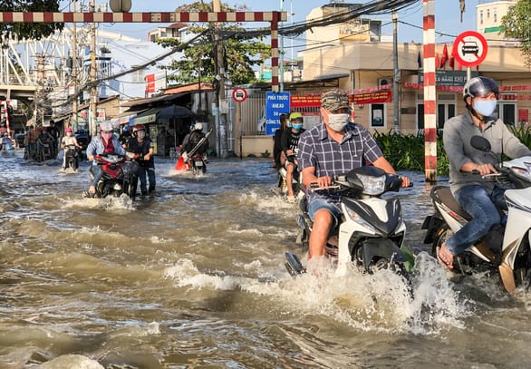 TP.HCM đón đợt triều cường cao nhất năm, đường phố ngập lênh láng - Ảnh 3.