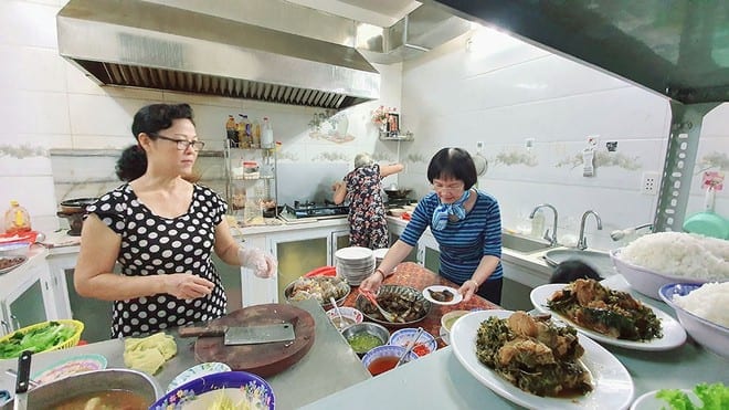 Bếp cơm của “má Dung” nuôi sinh viên suốt 6 năm qua /// Ảnh: Vũ Phượng