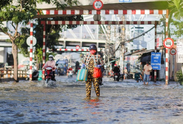 TP.HCM đón đợt triều cường cao nhất năm, đường phố ngập lênh láng - Ảnh 5.