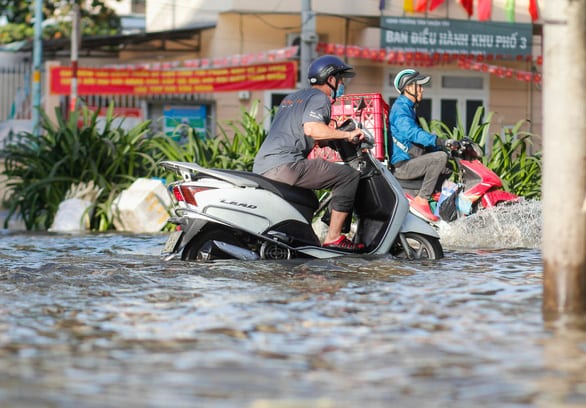 TP.HCM đón đợt triều cường cao nhất năm, đường phố ngập lênh láng - Ảnh 6.