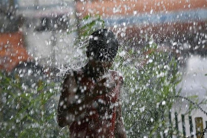 Mưa là nguồn nước uống chính ở nhiều nước trên thế giới /// Ảnh: Reuters 