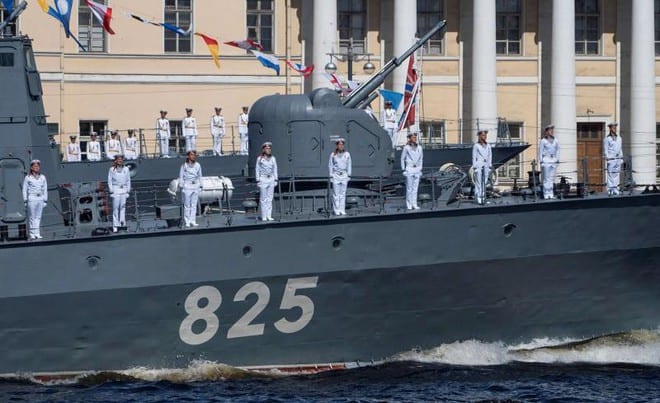 Tàu hộ vệ tên lửa Nga Dmitrovgrad tại St. Petersburg tháng 7.2020 /// Reuters