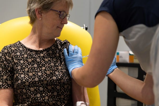 Một tình nguyện viên được tiêm vắc xin của AstraZeneca /// Ảnh: AFP