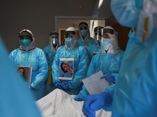 Các nhân viên y tế trong phòng chăm sóc bệnh nhân Covid-19 tại bệnh viện ở Texas, Mỹ /// Ảnh: Reuters 