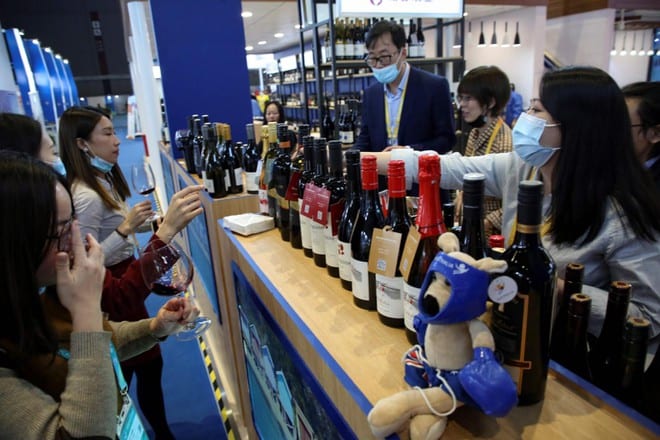 Rượu vang Úc được trưng bày tại một hội chợ ở Trung Quốc /// ảnh: AFP