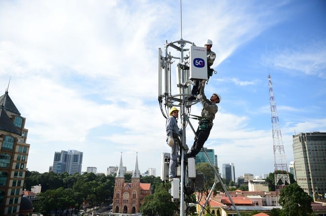 MobiFone lắp đặt trạm 5G tại khu vực trung tâm TP.HCM /// Ảnh: Thái Sơn
