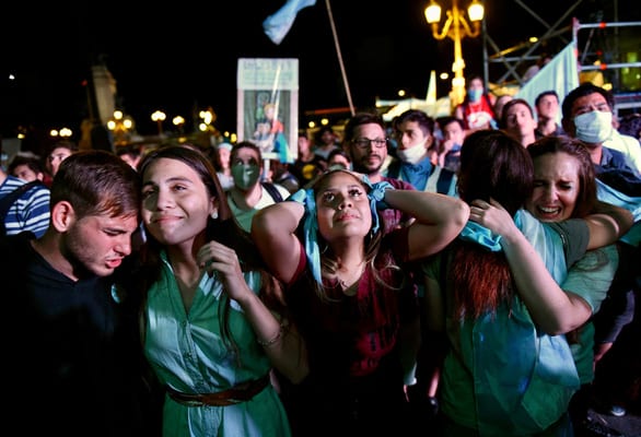 Argentina thông qua dự luật lịch sử, hợp pháp hóa phá thai - Ảnh 1.