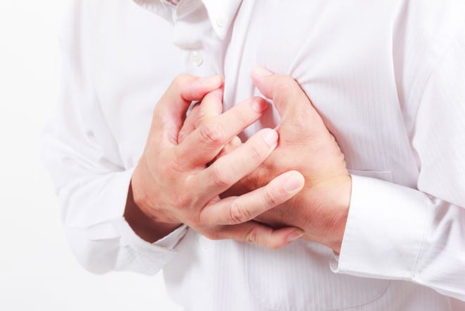 Cơn đau tim xảy ra khi động mạch vành cung cấp máu và ô xy cho tim bị ngăn chặn hoặc tắc nghẽn. Điều này hạn chế lưu lượng máu và ô xy đến các cơ tim. /// Ảnh minh họa: Shutterstock