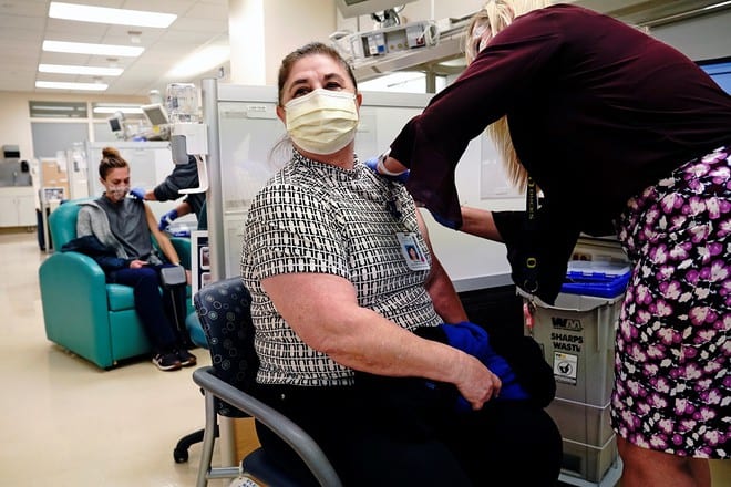 Các nhân viên y tế ở bang California được tiêm vắc xin ngừa Covid-19 /// Reuters