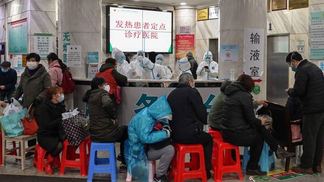 Người dân chờ chữa trị tại một bệnh viện ở Vũ Hán, tháng 1.2020 /// AFP