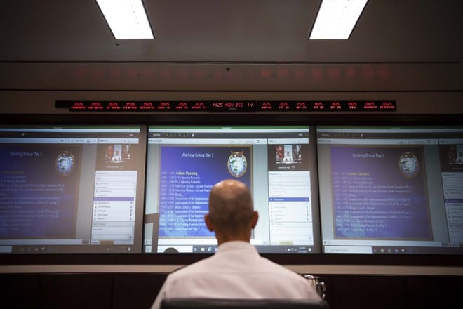 Một sĩ quan Mỹ chờ phía Trung Quốc kết nối vào cuộc họp trực tuyến /// INDOPACOM