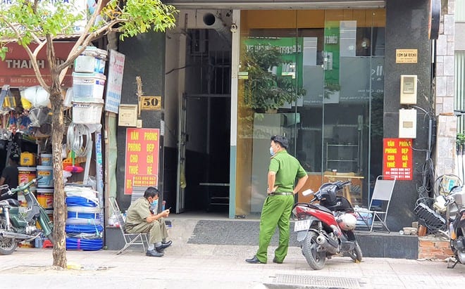 Lực lượng chức năng giám sát căn nhà trên đường Bạch Đằng, P.2, Q.Tân Bình - nơi bệnh nhân 1342 từng lưu trú /// ẢNH: SỸ ĐÔNG