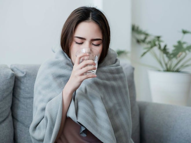 Uống nhiều nước và giữ ấm cơ thể khi bị sốt /// Ảnh: Shutterstock 