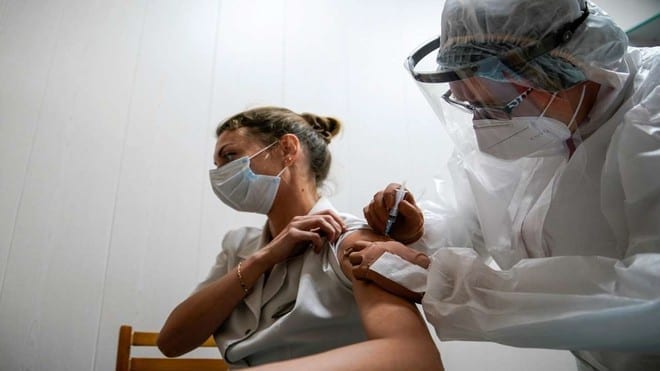 Một nhân viên y tế được tiêm vắc xin Sputnik V /// Reuters