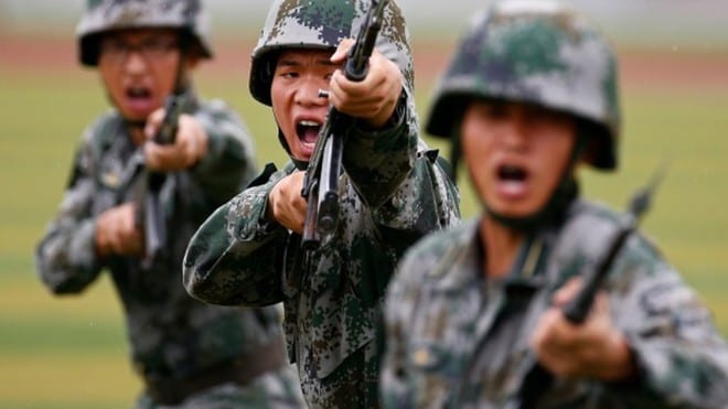 Các binh sĩ Trung Quốc tập luyện tại một học viện ở Bắc Kinh /// Reuters