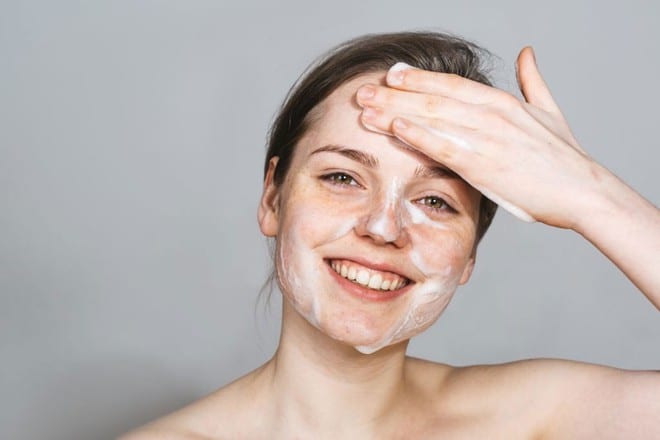 Để giữ độ ẩm cho da, nên thoa kem dưỡng ẩm toàn thân sau khi tắm Shutterstock