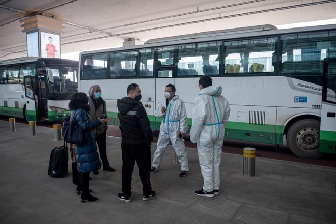 Các nhân viên y tế tại sân bay quốc tế Vũ Hán chờ đón khách nước ngoài đến vào ngày 14.1 để đưa đi cách ly /// AFP