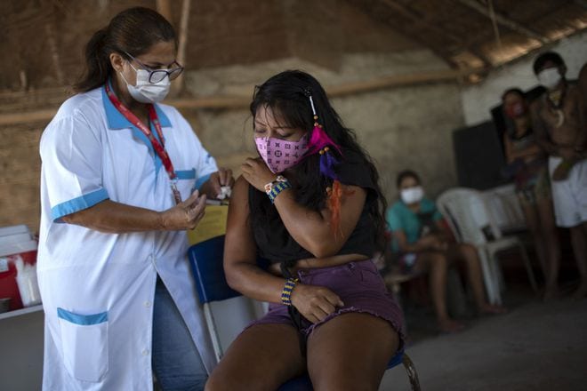 Tiêm vắc xin Covid-19 tại Rio de Janeiro, Brazil /// AFP