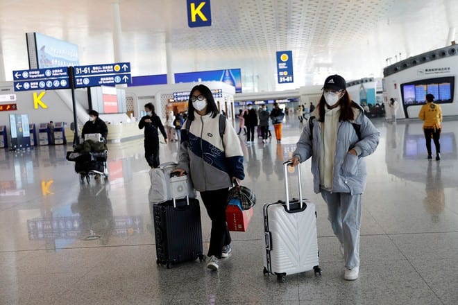 Hành khách tại sân bay quốc tế Thiên Hà ở thành phố Vũ Hán, Trung Quốc /// Reuters