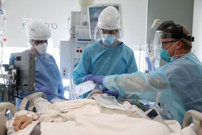 Các y bác sĩ chăm sóc một bệnh nhân Covid-19 tại bệnh viện ở thành phố Mission Viejo, bang California /// Reuters