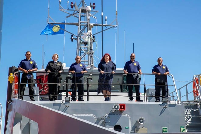 Bộ trưởng công nghiệp quốc phòng Úc Melissa Price (thứ tư từ trái sang) tại buổi lễ bàn giao tàu tuần tra của chính phủ Úc tặng chính phủ đảo quốc Palau, tháng 9.2020 /// Hải quân Úc
