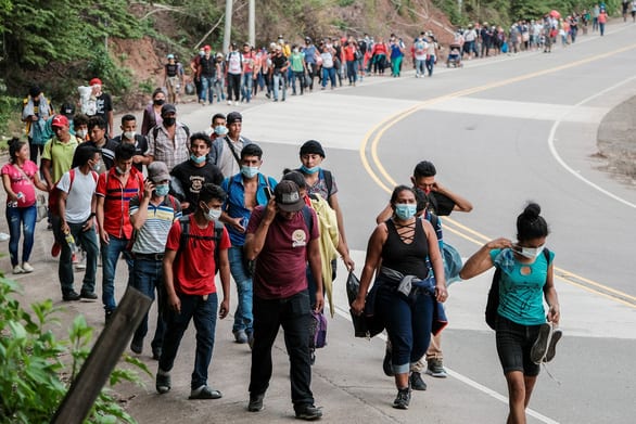 Guatemala, Mexico quyết liệt ngăn dòng người di cư đi bộ đến Mỹ - Ảnh 1.