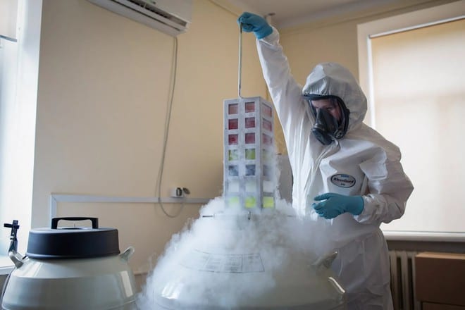 Kỹ thuật viên Nga lấy vắc xin Sputnik V trữ đông tại Trung tâm nghiên cứu dịch tễ học và vi sinh học quốc gia Gamaleya /// Ảnh: Quỹ Đầu tư Trực tiếp Nga