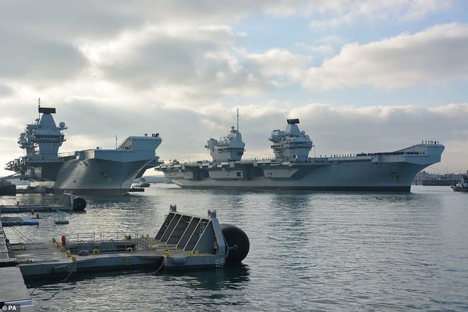 2 tàu sân bay HMS Queen Elizabeth (phải) và HMS Prince of Wales của Anh /// Ảnh: Daily Mail 