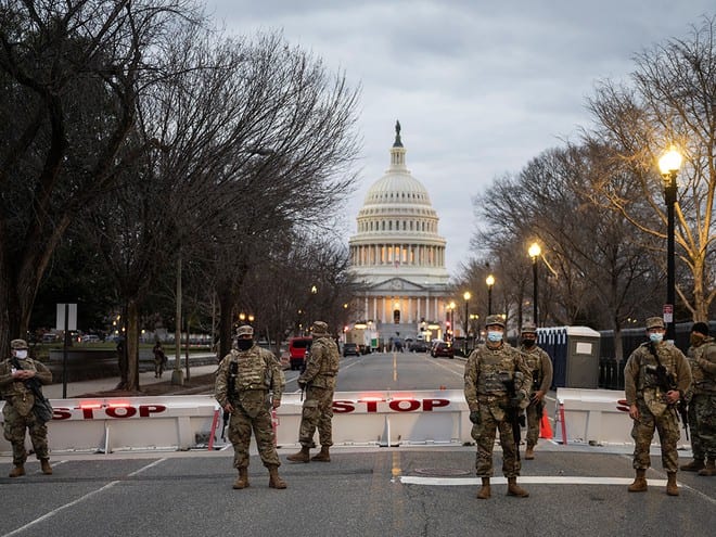 Vệ binh quốc gia canh gác tại Điện Capitol ở Washington /// Ảnh: AFP
