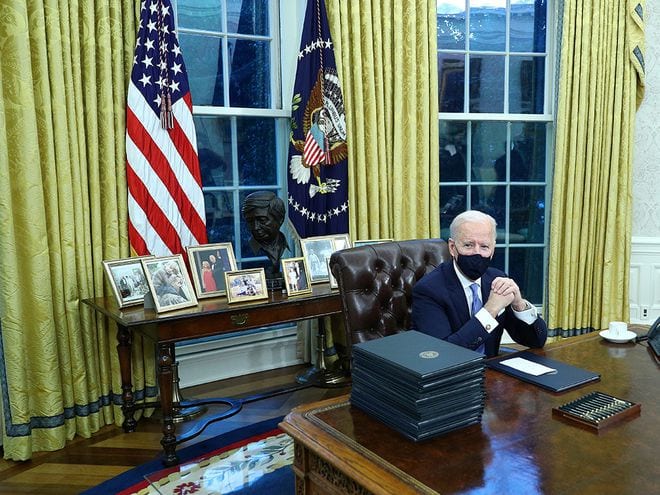 Tổng thống Joe Biden chuẩn bị ký các sắc lệnh tại Nhà Trắng /// Ảnh: Reuters