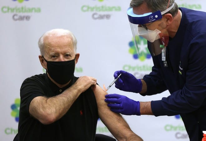 Tổng thống tân cử Mỹ Joe Biden tiêm liều Covid-19 thứ 2 ngày 11.1 /// Ảnh: AFP