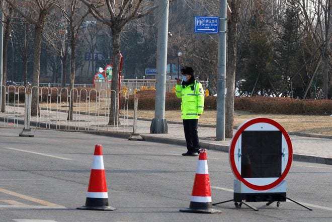 Cảnh sát phong tỏa tuyến đường tại Đại Hưng (Bắc Kinh, Trung Quốc) phòng chống Covid-19 /// Ảnh: Reuters