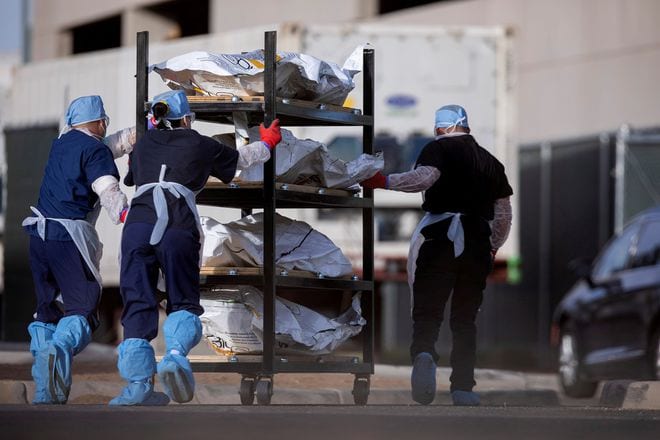 Nhân viên y tế đưa thi thể các bệnh nhân Covid-19 đến nhà xác tại thành phố El Paso, bang Texas /// Reuters