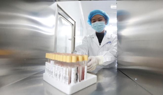 Một kỹ thuật viên làm việc tại phòng thí nghiệm của BGI Group ở tỉnh Vân Nam, Trung Quốc /// Reuters