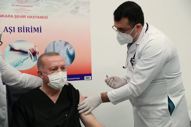 Nhân viên y tế tiêm vắc xin Covid-19 của Trung Quốc cho Tổng thống Thổ Nhĩ Kỳ Recep Tayyip Erdogan tại bệnh viện ở thủ đô Ankara /// Reuters