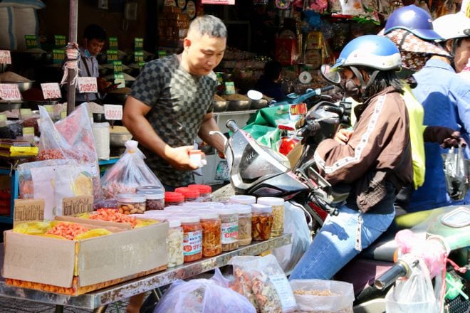 Thực phẩm tết bán tại các chợ truyền thống /// ảnh: Khả Hòa