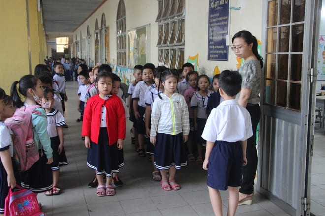 Học sinh lớp 1 tại Trường tiểu học Lê Văn Thọ (Q.Gò Vấp, TP.HCM) đi học vào thứ bảy do không học 2 buổi/ngày theo quy định /// ẢNH: NGUYỄN LOAN