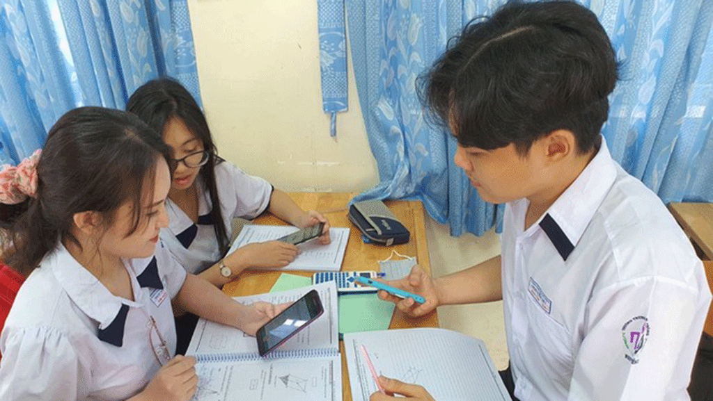 Nhiều trường THPT cho học sinh sử dụng điện thoại di động trong giờ kiểm tra /// ẢNH: PHÚ HUỲNH