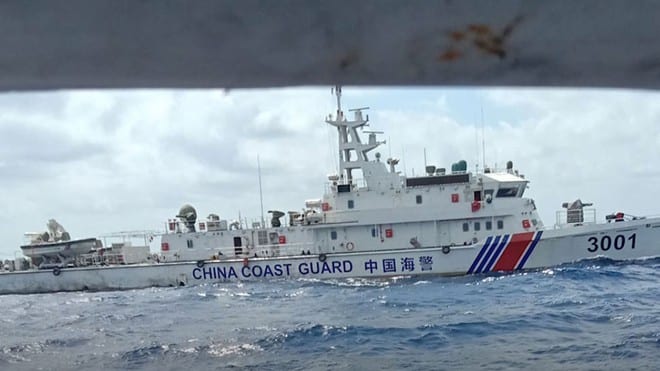Các tàu hải cảnh Trung Quốc tiếp cận uy hiếp tàu cá của ngư dân Việt Nam ở khu vực quần đảo Hoàng Sa