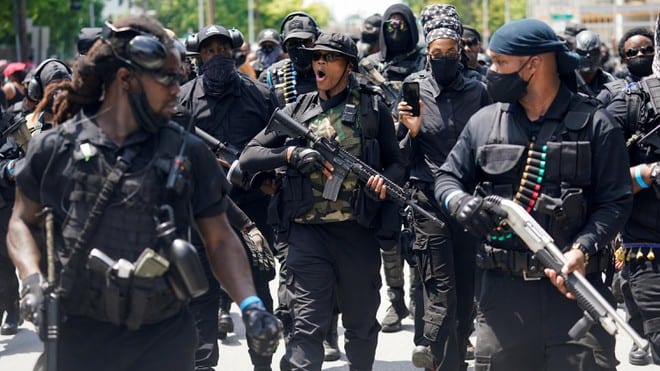 Thành viên một nhóm dân quân biểu tình tại Kentucky hồi tháng 7.2020 /// Reuters