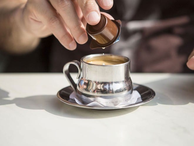 Cho quá nhiều kem cà phê và ly cà phê /// Ảnh minh họa: Shutterstock
