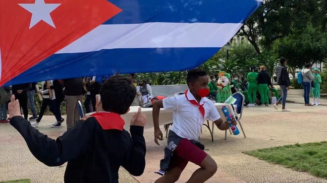 Học sinh tại Havana giương quốc kỳ Cuba /// AFP