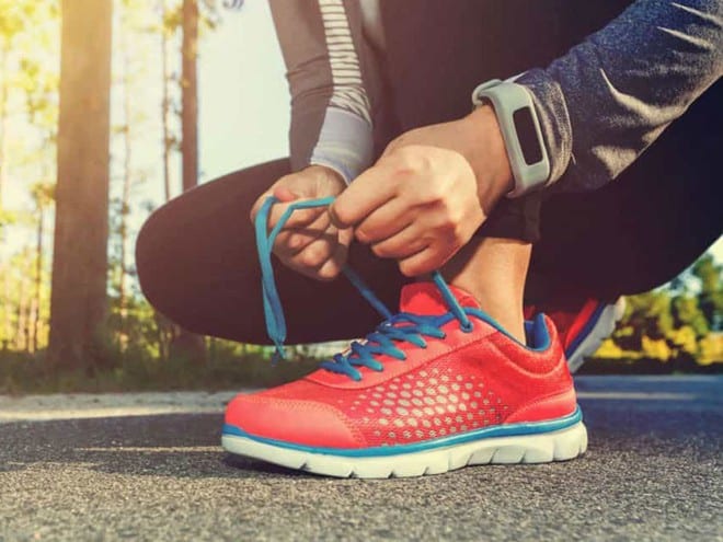 Để tránh chấn thương khi đi bộ, cần phải mang giày thể thao phù hợp với chân /// Ảnh minh họa: Shutterstock