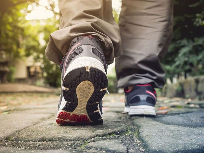 Đi bộ hoặc căng duỗi trong 5 phút có thể giúp cắt cơn thèm thuốc /// Ảnh minh họa: Shutterstock 