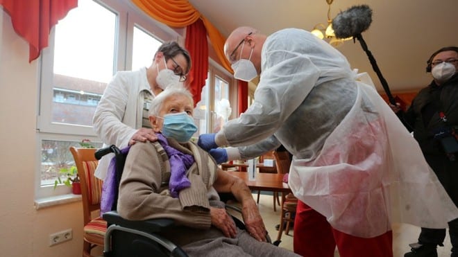 Cụ Edith Kwoizalla (101 tuổi) tại thành phố Halberstadt (Đức) được tiêm vắc xin Covid-19 /// AFP
