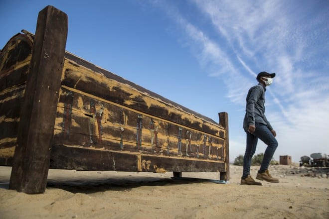 Một quan tài bằng gỗ hình chữ nhật được tìm thấy ở Saqqara /// AFP