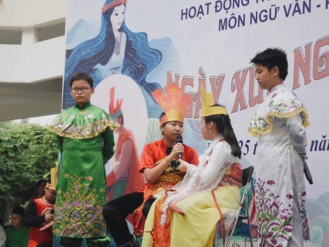 Học sinh Trường THCS Nguyễn Du (Q.1, TP.HCM) thể hiện tác phẩm văn học bằng hình thức sân khấu hóa /// BẢO CHÂU