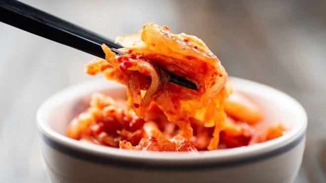 Kim chi là một loại thực phẩm lên men, đã trải qua quá trình các vi khuẩn và nấm men phân hủy đường, được chứng minh là rất tốt cho tim /// Ảnh: Shutterstock
