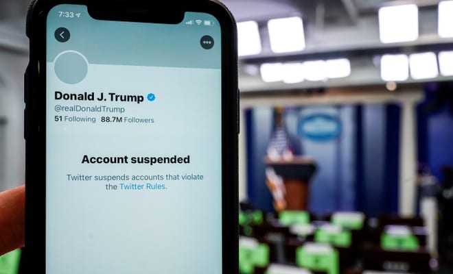 Màn hình điện thoại cho thấy tài khoản Twitter bị khóa của Tổng thống Mỹ Donald Trump tại phòng họp báo của Nhà Trắng ở thủ đô Washington D.C /// Reuters