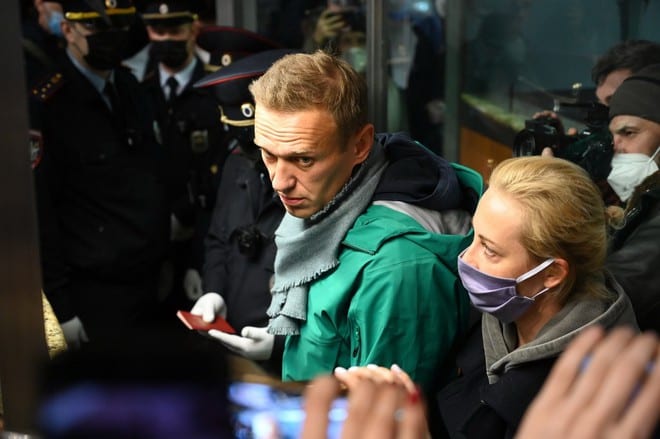 Ông Alexei Navalny và vợ tại khâu kiểm tra hải quan ở sân bay quốc tế Sheremetyevo (Moscow) hôm 17.1 /// AFP
